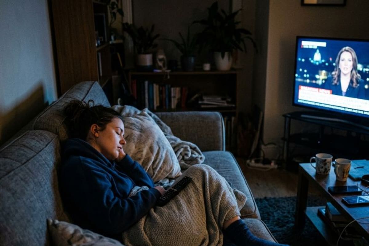 O que dormir com a TV ligada significa para a psicologia