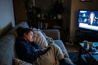 Qué significa para la psicología dormir con la televisión prendida