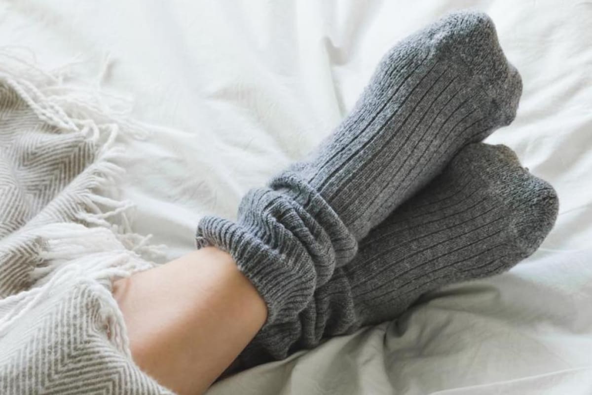 Dormir con medias es un hábito que tiene significados profundos para la psicología