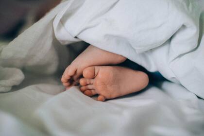 ¿Dormir con medias o descalzo? La ciencia habla de los peligros de taparse los pies (imagen ilustrativa)