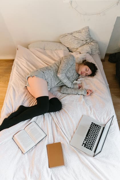 Dormir con medias se asocia a un apego seguro, donde los sujetos son conscientes de sí mismos, se cuidan y no sienten remordimiento por priorizar su salud