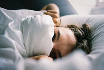 Dormir en una habitación demasiado caliente puede provocar problemas para conciliar el sueño y también afectar la salud