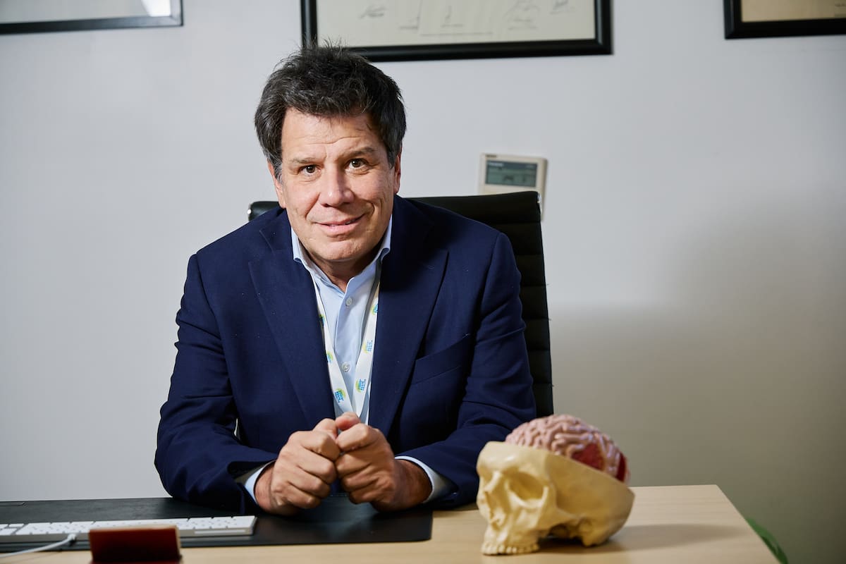 "Dormir es aceptar nuestra vulnerabilidad; significa reconocer que el cerebro no puede sostener indefinidamente el esfuerzo de la vigilia", remarca Facundo Manes en su nuevo libro