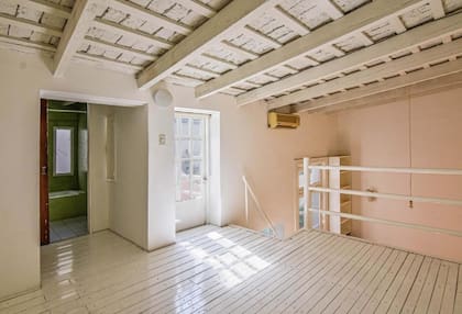 Dormitorio en la planta alta con acceso a la terraza y baño