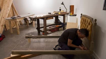 Dormitorio. Gabriel Baggio aprende distintos oficios en sus performances: aquí repara su cama con la ayuda de su padre