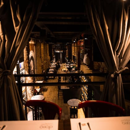 D'Oro Italian Bar abrió en 1999 después de una apuesta jugada por Claudio y Norberto D'Oro