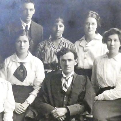 Dorothy Bonarjee (con camisa de rayas) fue la primera estudiante extranjera y la primera mujer que triunfó en el Eisteddfod universitario