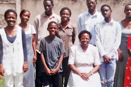 Dorothy Kweyu rodeada en 2002 por sus nueve hijos: se puede ver a Stephen Munyakho con gafas en la última fila