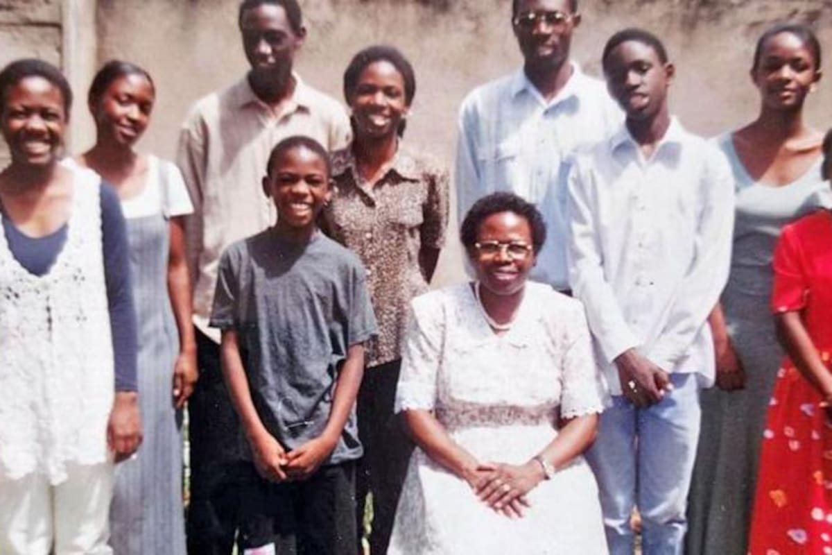 Dorothy Kweyu rodeada en 2002 por sus nueve hijos: se puede ver a Stephen Munyakho con gafas en la última fila