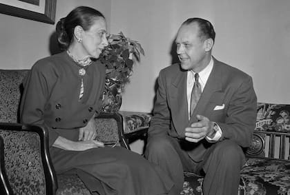 Dorothy Martin con su seguidor más fiel, el dr. Charles A. Laughead, en víspera del fin del mundo