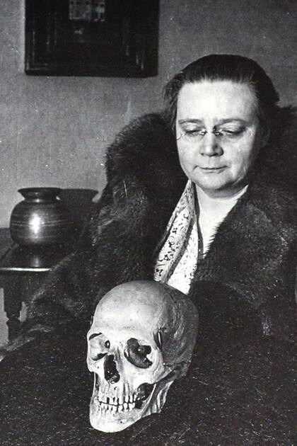 Dorothy Sayers sosteniendo la calavera mascota del Detection Club