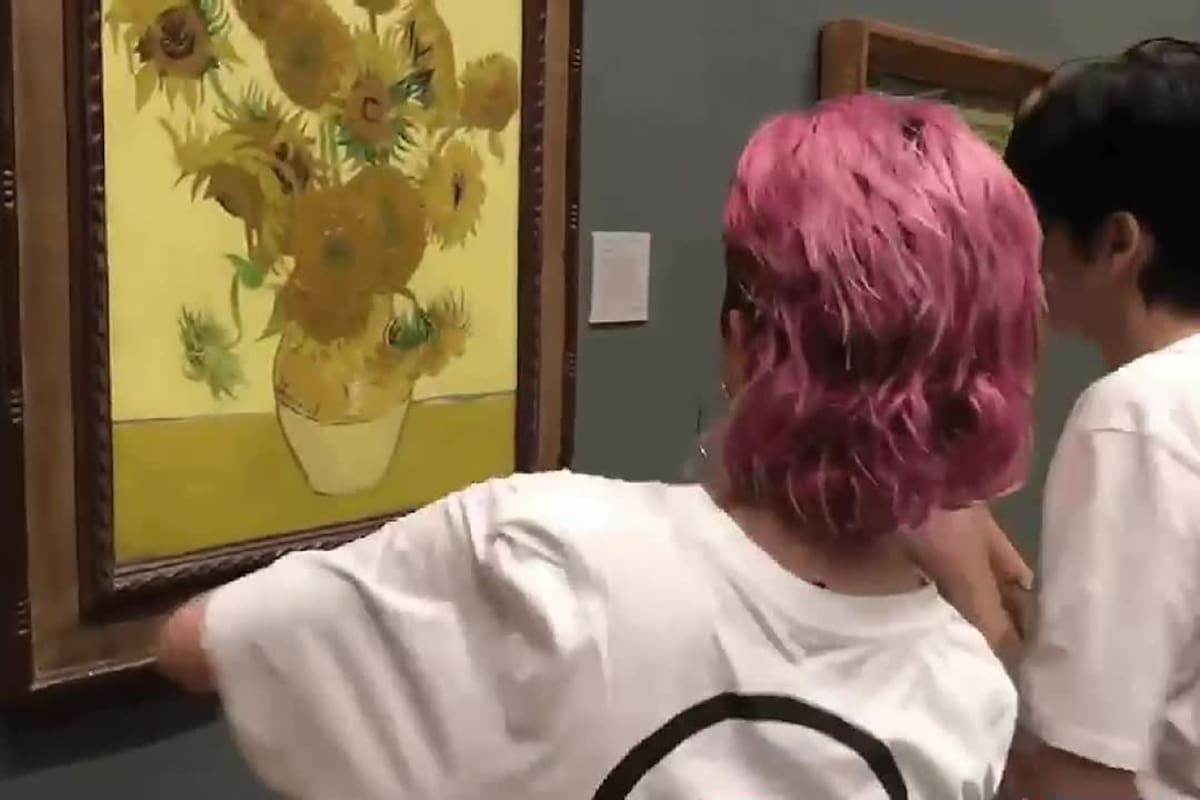 Dos activistas arrojaron una lata de salsa de tomate sobre Los girasoles de Van Gogh