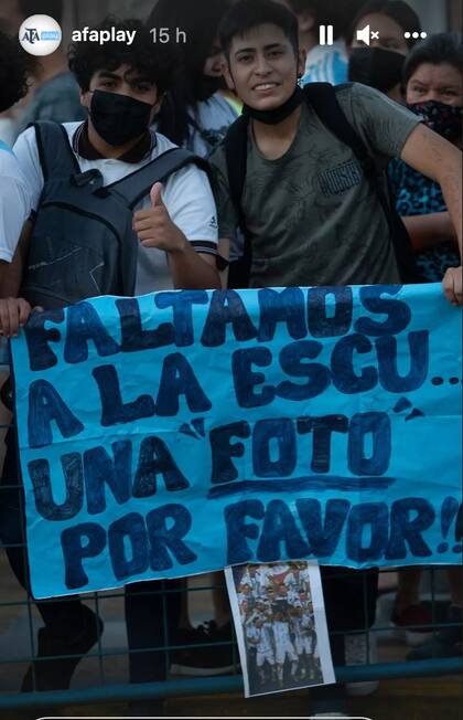 Dos adolescentes faltaron a la escuela para ir a recibir a la Selección