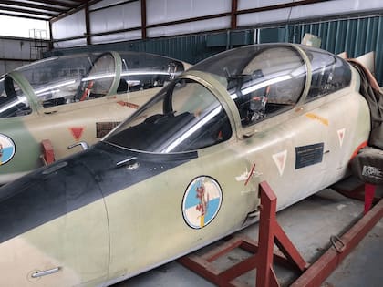 Dos Aermacchi argentinos en el galpón de Texas