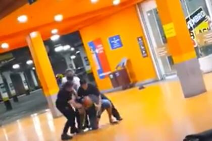 Dos agentes de seguridad blancos golpearon a un hombre negro en un supermercado del grupo Carrefour en Porto Alegre, anoche