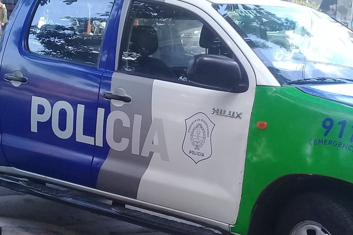 Dos agentes municipales quedaron aprehendidos, acusados de robar a una pareja de ancianos mediante un engaño.