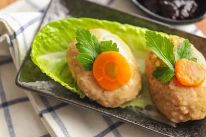 Dos albondigas de guefilte fish hervido.