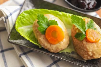Dos albondigas de guefilte fish, el pescado relleno de la cocina hebrea.