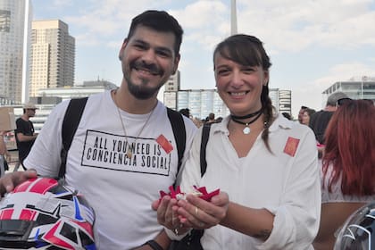 Dos "almas distintas" que se encontraron en el Puente de la Mujer, en Puerto Madero, gracias a la performance de Minujín