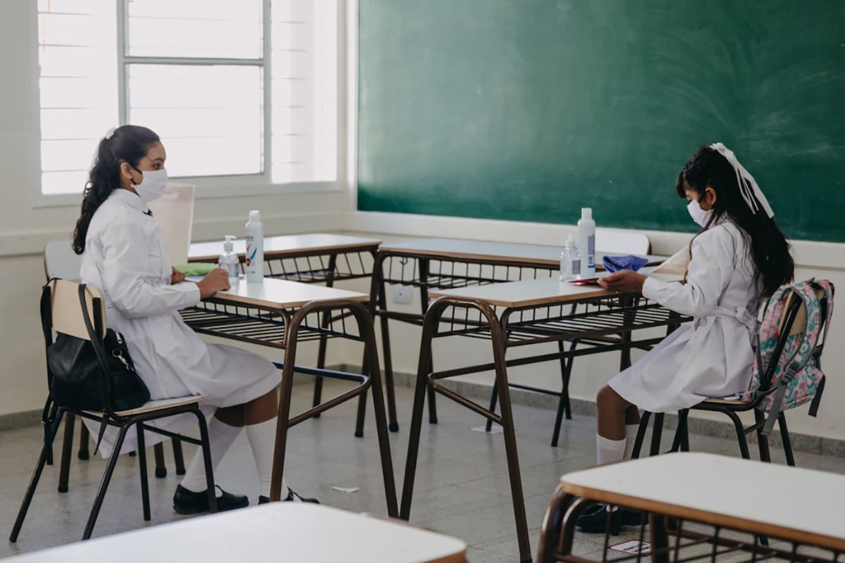 Dos alumnas cumplen con el protocolo de distanciamiento en San Juan, provincia que hace dos semanas inició el regreso a las aulas
