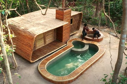 Dos amigos construyeron una casa de bambú con pileta en dos semanas