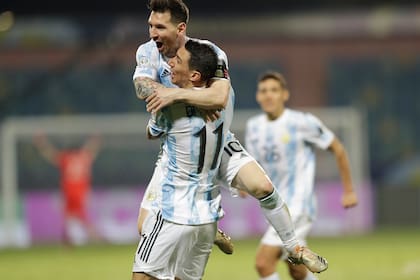 Dos amigos: Messi y Di María se van a reencontrar en París, luego de la vuelta olímpica con la selección y unas vacaciones compartidas (AP Photo/Andre Penner)