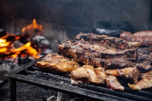 Dos amigos usaron alcohol para hacer un asado y se prendieron fuego