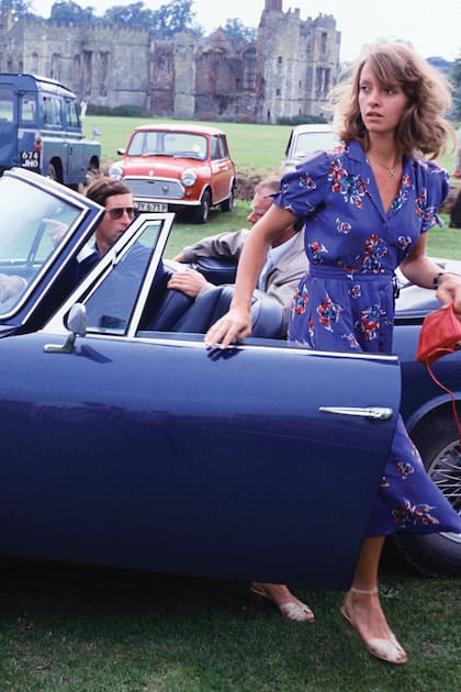 Dos años después, junto a Sabrina Guinness a bordo del Aston Martin Db 5 convertible que le regaló la Reina.