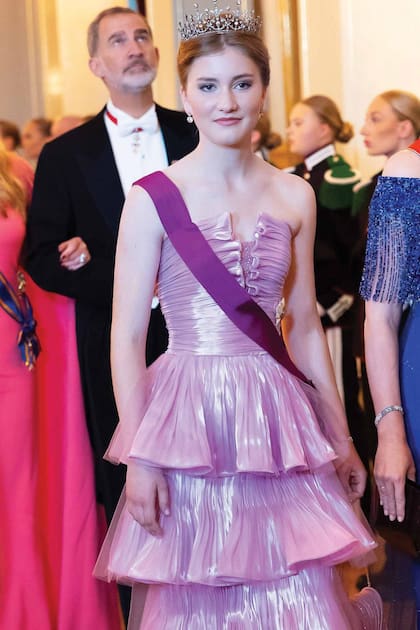 Dos años tuvieron que pasar para que Elisabeth de Bélgica estrenara la tiara que sus padres, los reyes Felipe y Matilde de los belgas, le regalaron por sus 18 años. La heredera belga estaba radiante con un vestido de organza con volados de Armani Privé.