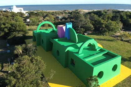 Dos artistas por vez se alojarán durante seis semanas en Casa Neptuna, una construcción de 139 m2 ubicada en medio del bosque y cerca del mar, en las afueras de Punta del Este