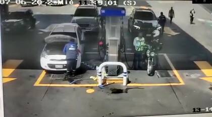 Dos asaltantes amenazaron a un automovilista y se llevaron un reloj de un valor estimado de 280.000 pesos; fueron detenidos en la huida. / Captura de vídeo