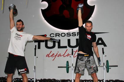 Dos atletas que practican crossfit en Palermo