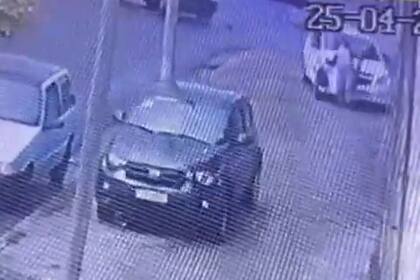 Dos autos chocaron, uno perdió el control y atropelló y mató a una mujer