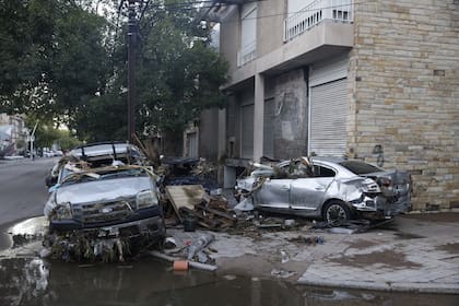 Dos autos destrozados en una esquina