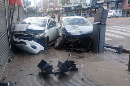 Dos autos terminaron sobre la esquina de Cabildo y Monroe; rompieron un semáforo y un buzón