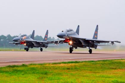 Dos aviones chinos SU-30 despegan de un sitio no especificado (Archivo)