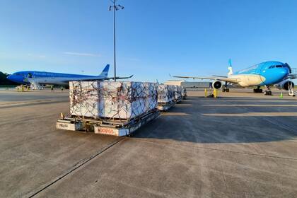 Dos aviones de Aerolíneas Argentinas trasladaron este viernes las vacunas de Moderna desde Memphis hacia Ezeiza