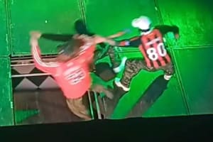 Dos bailarines cayeron de un escenario durante un concurso de K-pop