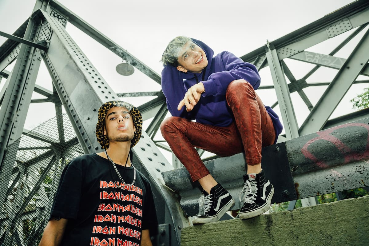 Dos bichos raros del rock copan la escena urbana con un show de rap sin pistas