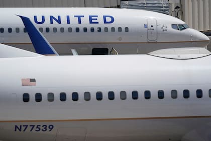 Dos Boeing 737 de United Airlines están estacionados en las puertas de embarque del Aeropuerto Internacional de Fort Lauderdale-Hollywood, en Fort Lauderdale, Florida