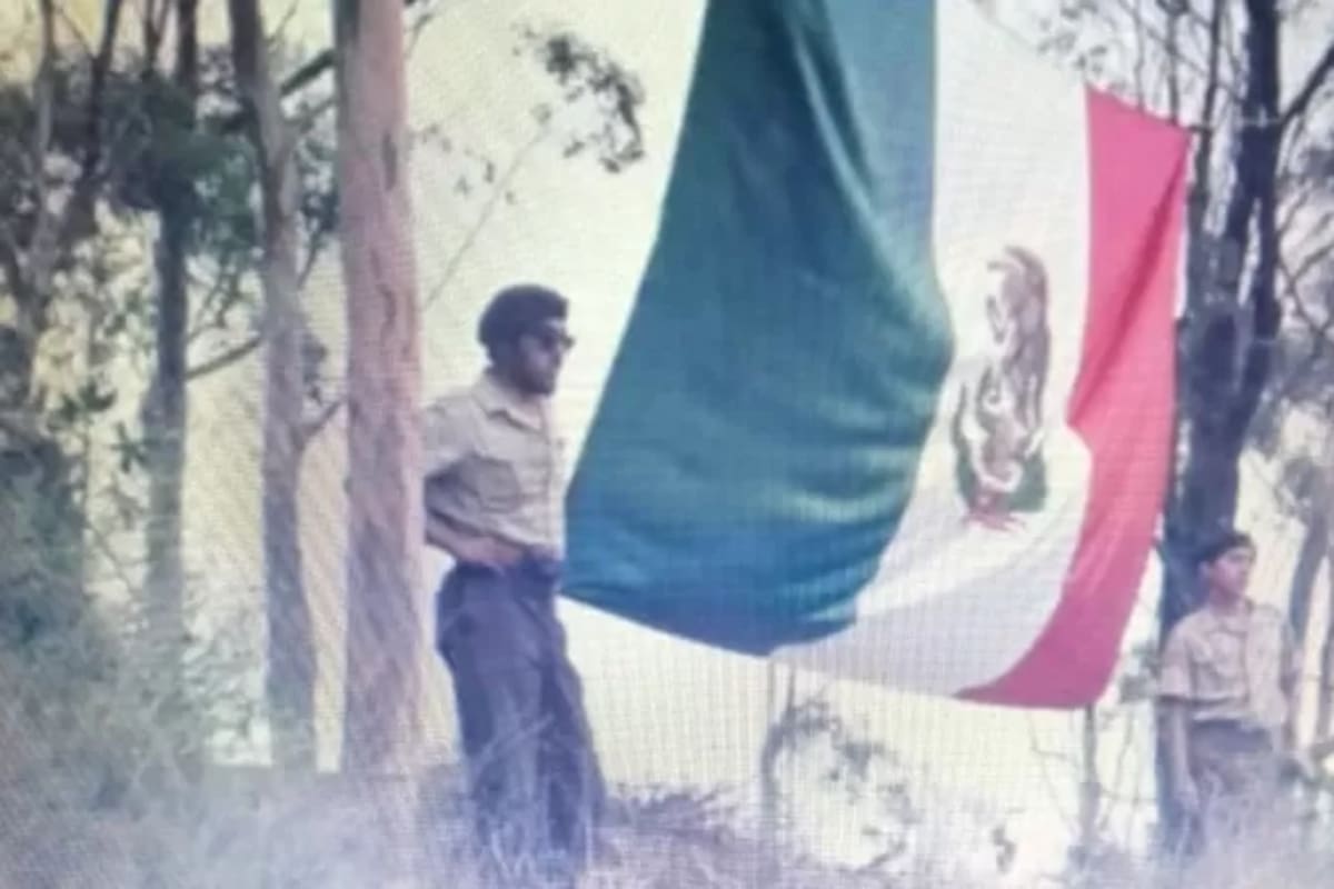 Dos boinas cafés junto a la bandera de México desplegada en Santa Catalina.