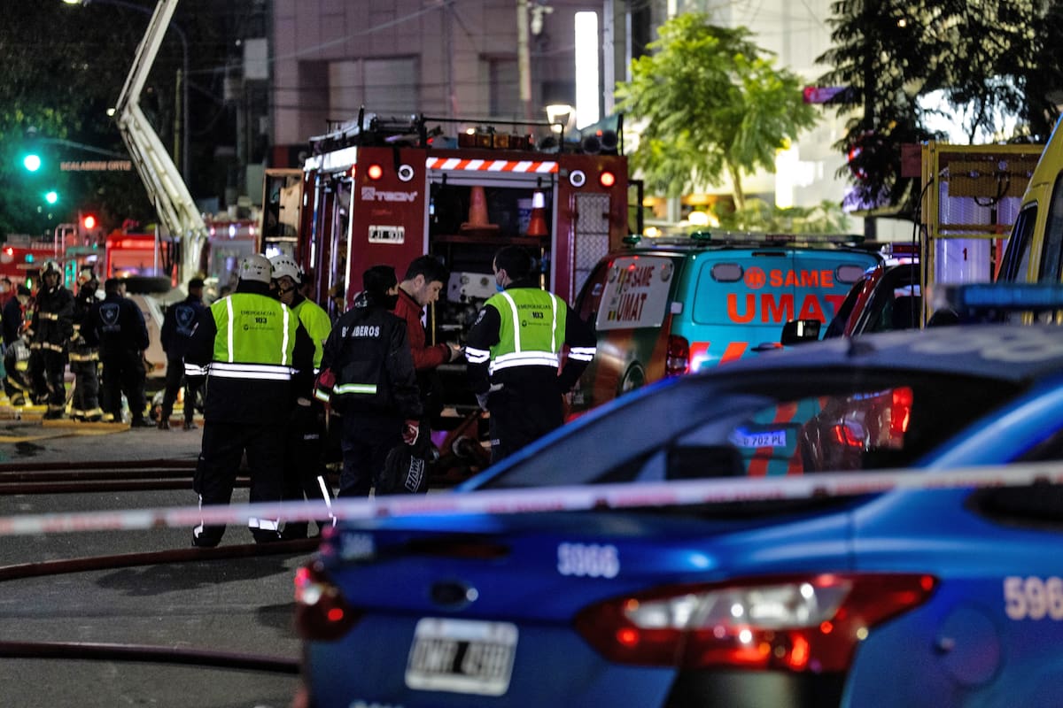 Dos bomberos murieron ayer en un voraz incendio que se desató en una perfumería, en la planta baja de un edificio en el barrio porteño de Villa Crespo.