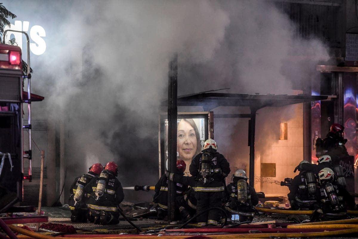 Dos bomberos murieron ayer en un voraz incendio que se desató en una perfumería, en la planta baja de un edificio en el barrio porteño de Villa Crespo.