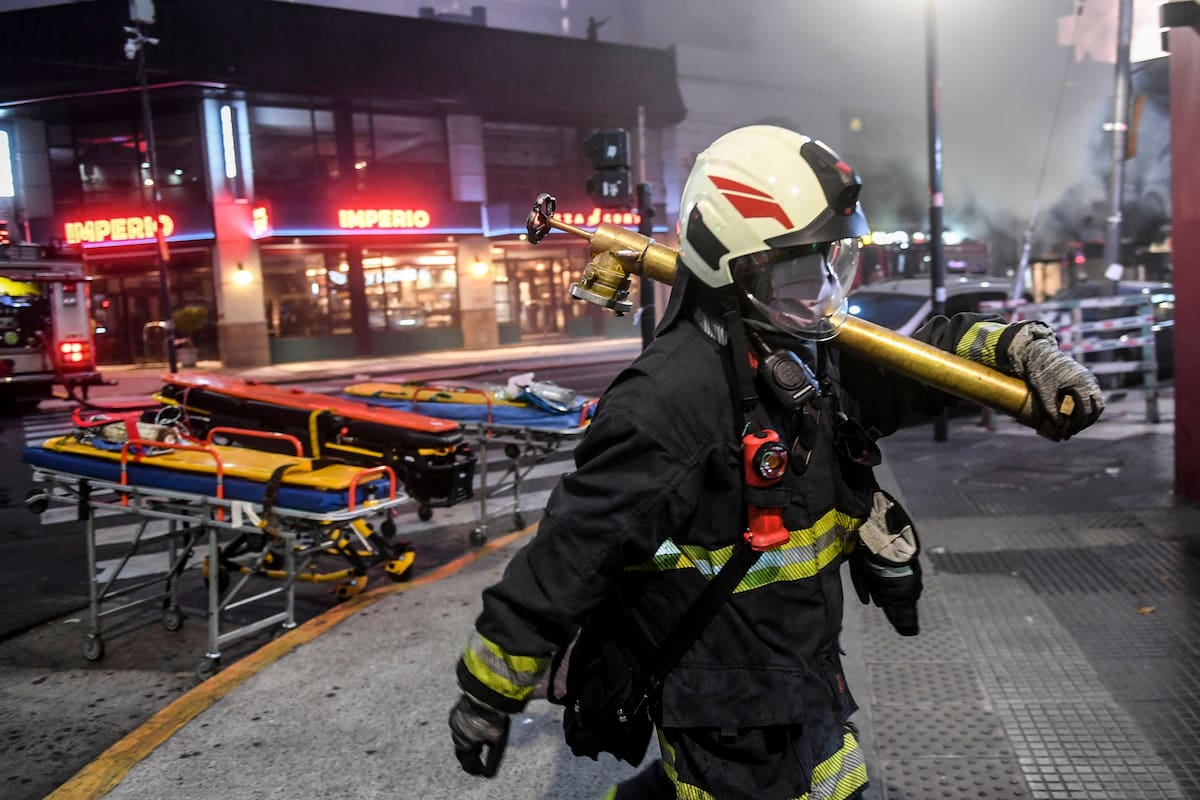 Dos bomberos murieron ayer en un voraz incendio que se desató en una perfumería, en la planta baja de un edificio en el barrio porteño de Villa Crespo.