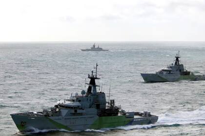 Tres buques de la Royal Navy vigilan una corbeta rusa en el canal de la Mancha