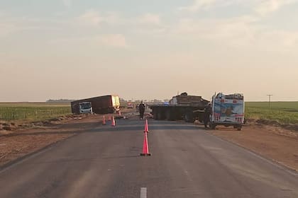 Dos camiones chocaron de frente en una ruta de Córdoba: uno de los conductores murió.