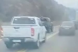 Dos camionetas hicieron una peligrosa maniobra en las Altas Cumbres y uno de los conductores era un intendente local.