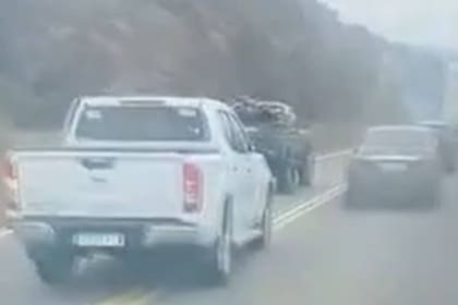 Dos camionetas hicieron una peligrosa maniobra en las Altas Cumbres y uno de los conductores era un intendente local.