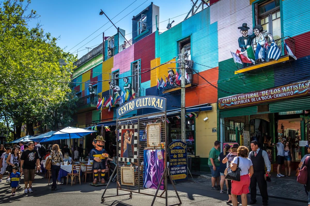 Dos centros culturales de La Boca, en Buenos Aires.