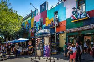 Dos centros culturales de La Boca, en Buenos Aires.